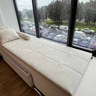 Светлый бежевый матрасик, подушки и валик на подоконник на окно для зоны отдыха. Отзыв клиента Гливер, рейтинг 5 звезд. 